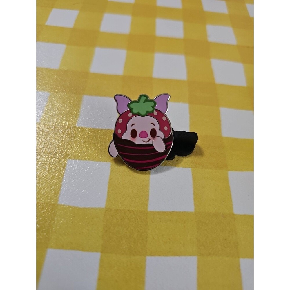 Piglet Chocolate Dipped Strawberry Pin Munchlings Series 2